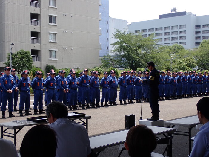 消防団員が整列。東京消防庁から受賞者発表を受けている様子
