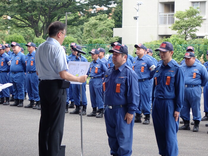 消防団9分団が立川市長から表彰を授賞している様子