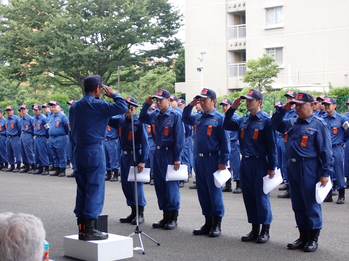 消防団長から番手別最優秀選手賞を授賞している様子