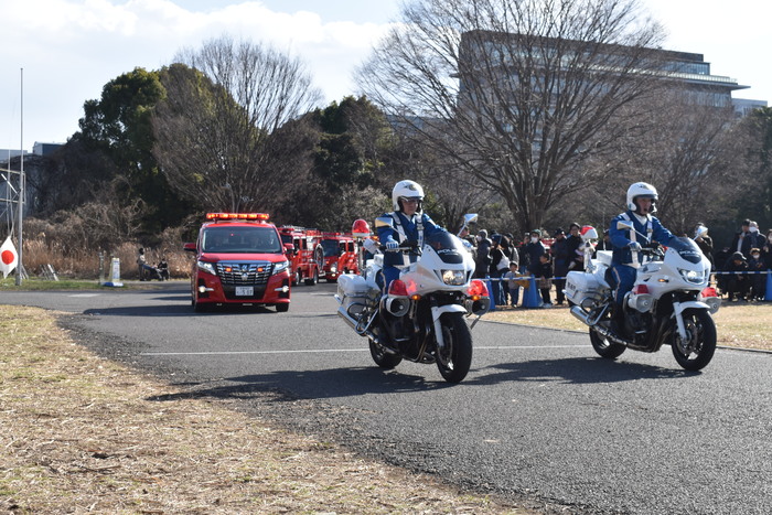 写真：機械部隊行進を先導する立川警察白バイ