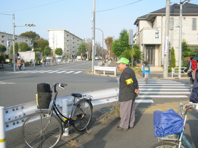 写真：黄色い腕章を着けたあいあいパトロール隊