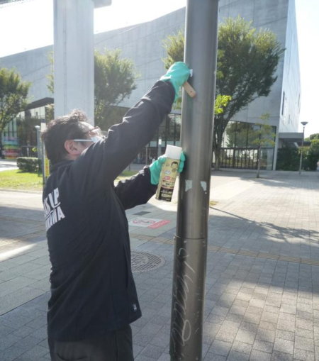 写真：環境浄化　シールをはがす様子