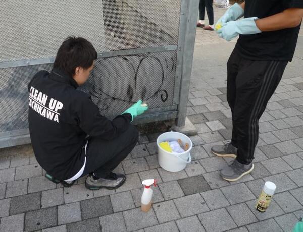 写真：環境浄化　落書きをきれいにしている様子