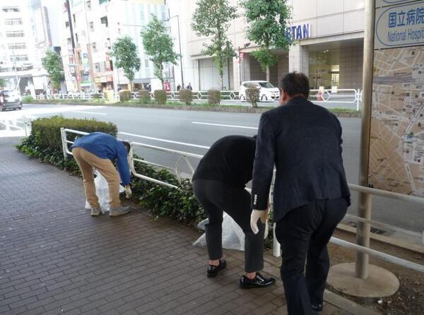 写真：環境浄化　ゴミ拾いをする様子