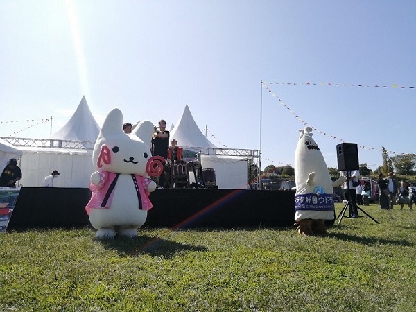 写真：太鼓ステージとウドラとくるりん