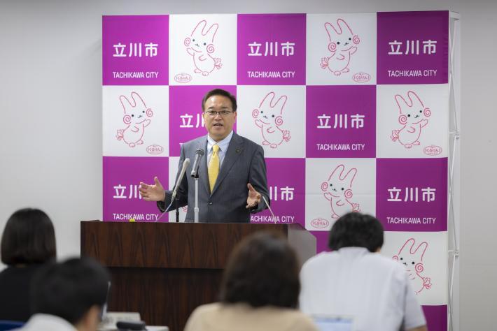 写真：就任記者会見