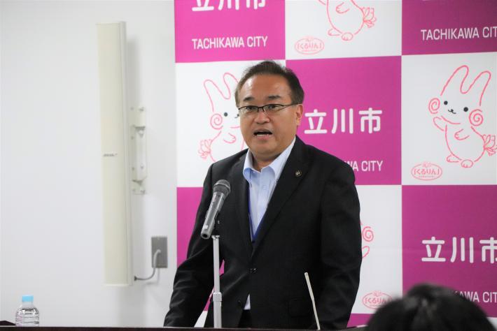 写真：定例記者会見