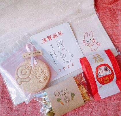 写真：並べられた福袋のなかみ