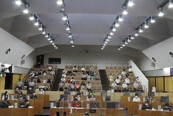 写真：第5回こどもとおとなのはなしあい in 市議会議場1