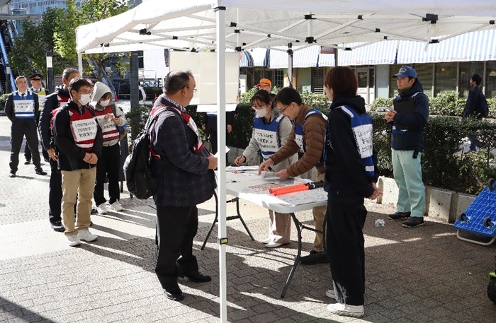 写真：北口臨時案内所の様子