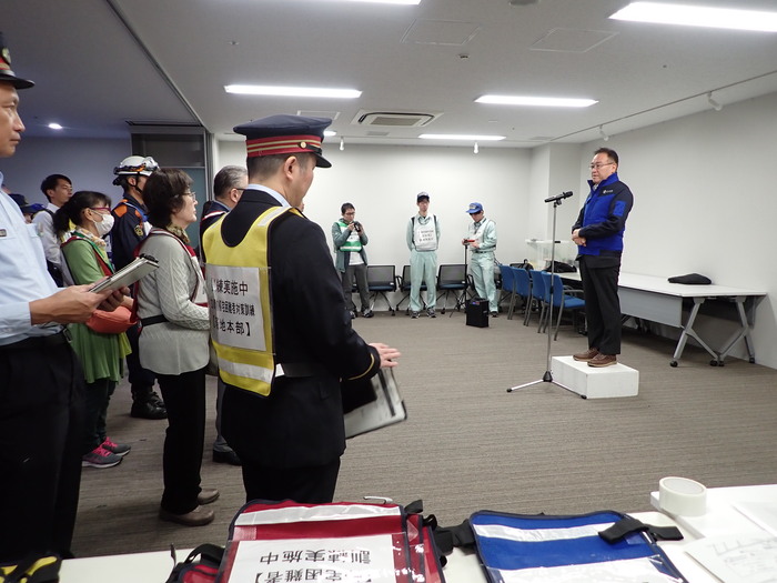 写真：開会式であいさつをする酒井市長