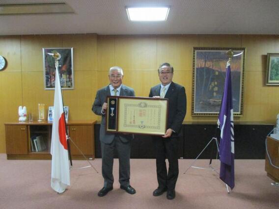写真：立川市長と浅見氏