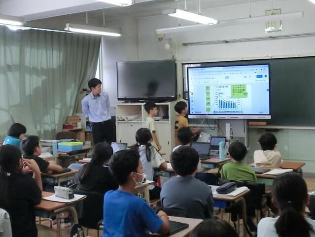 写真：導入した電子黒板で学んでいる様子