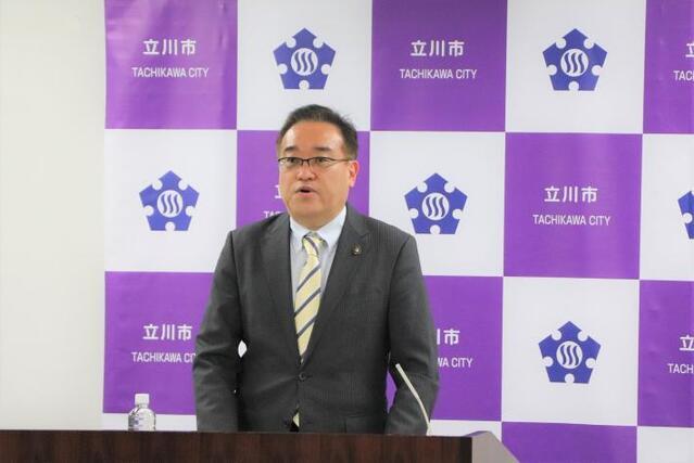 写真：定例記者会見の様子