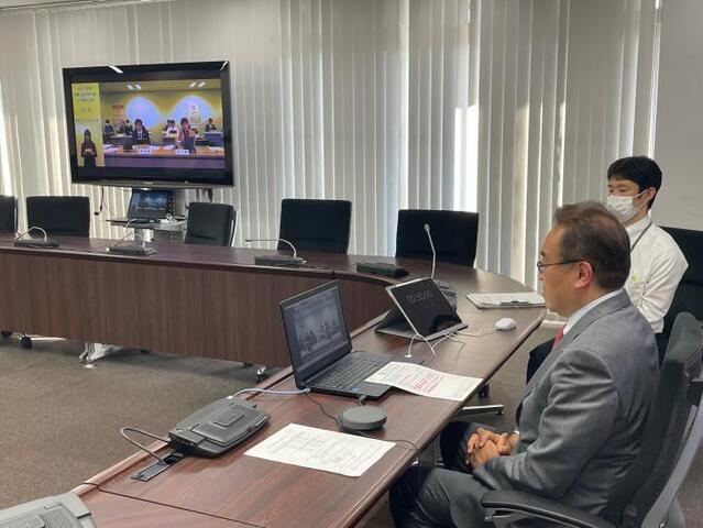 写真：都知事との意見交換の様子