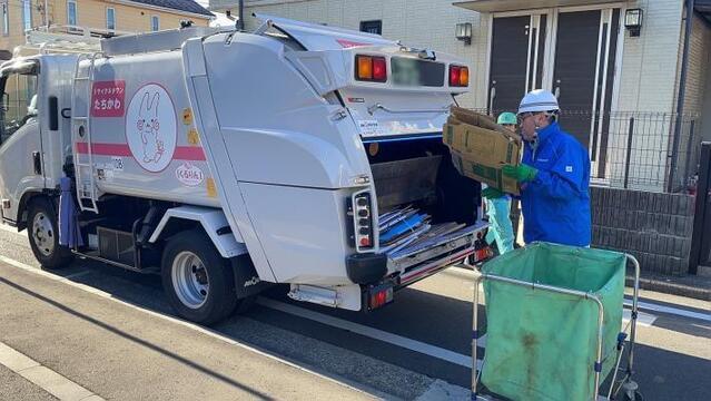 写真：家庭ごみ収集作業体験（段ボール）の様子