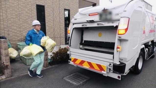 写真：家庭ごみ収集作業体験（燃やせるごみ）の様子