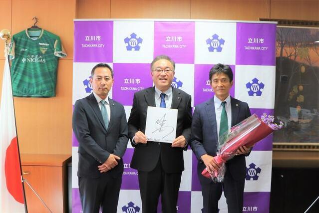 写真：東京ヴェルディ中村監督と城福監督　表敬訪問の様子