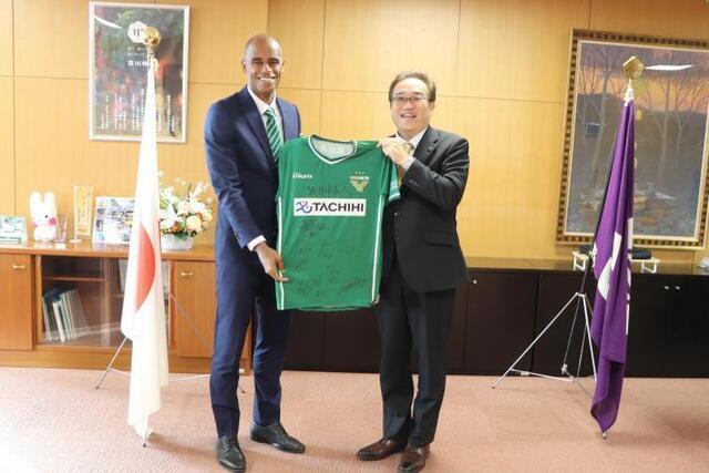 写真：東京ヴェルディビーチサッカー　オズ選手来訪の様子