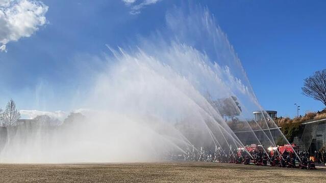 写真：令和5年度出初式一斉放水の様子