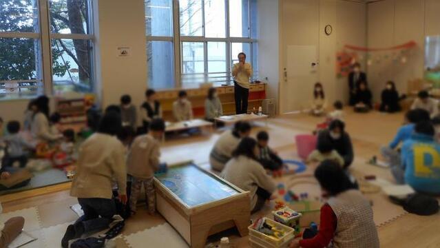 写真：子育て世代の皆さん、タウンミーティングの様子