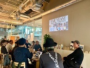 写真：BACK TO RIVER（バックトゥリバー）を飲みながら話を聞いている参加者