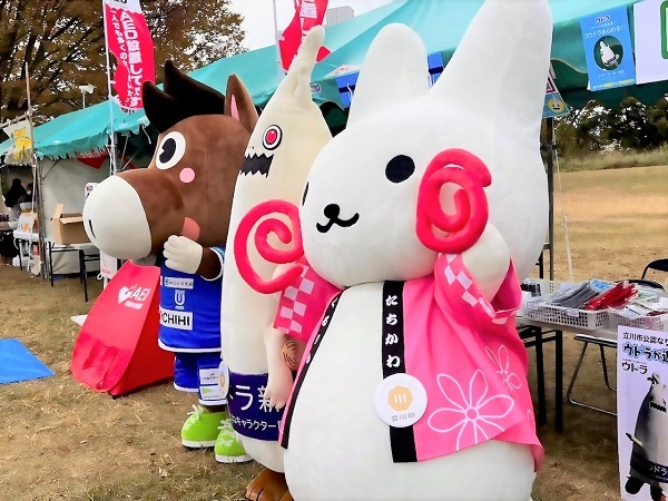 写真：ウドラとアスレくんとくるりん記念撮影の様子