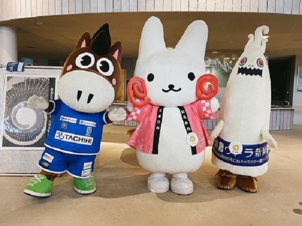 写真：屋内でアスレくんくるりんウドラ記念撮影の様子