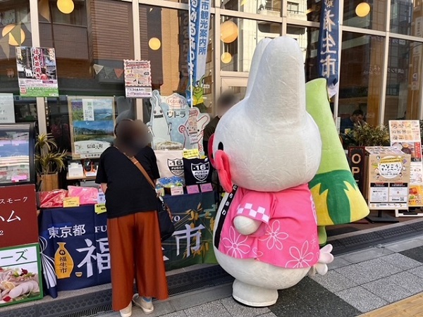 写真：くるりんが売り場を見ている