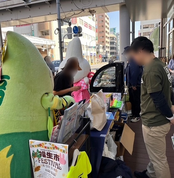 写真：たっけーとくるりんが売り場を見ている