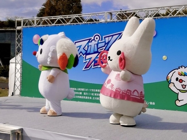 写真：ステージ出演するくるりんとSUSIE