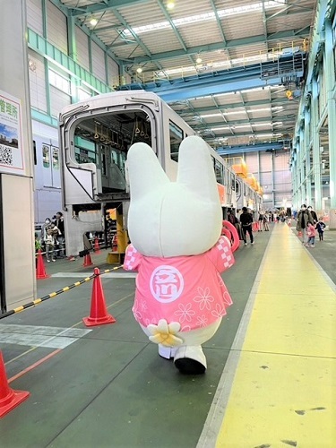 写真：モノレール車庫を歩くくるりん