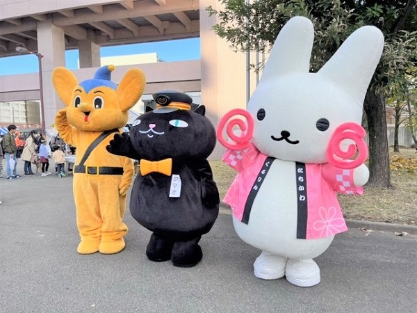 写真：ピーポくん（警視庁）とタマオ（多摩都市モノレール）とくるりん