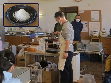 写真：株式会社天塩による塩づくり実演の様子