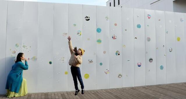 写真：仮囲いのアート作品