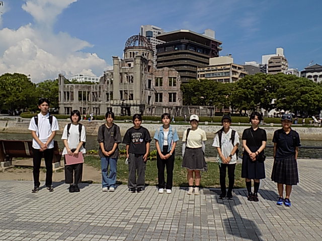 写真：原爆ドーム前にて