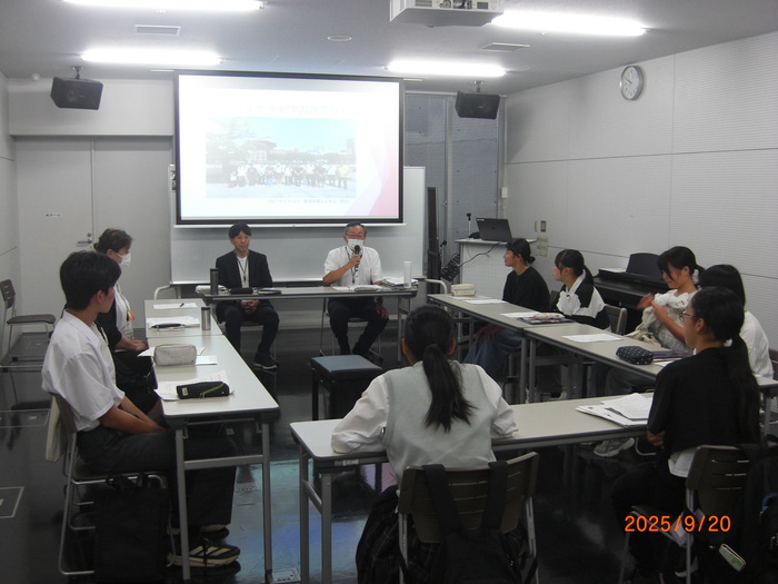 写真：事後学習の様子