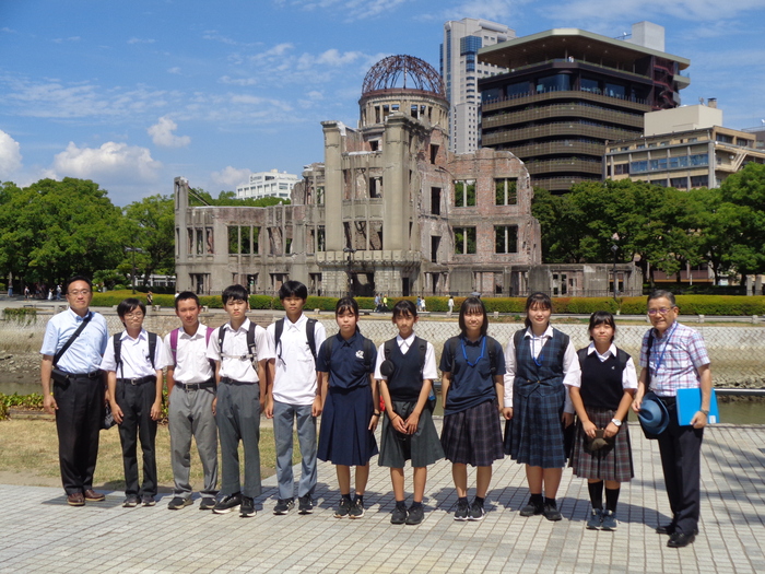 写真：原爆ドーム前にて