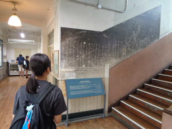 写真：袋町小学校平和資料館を見学