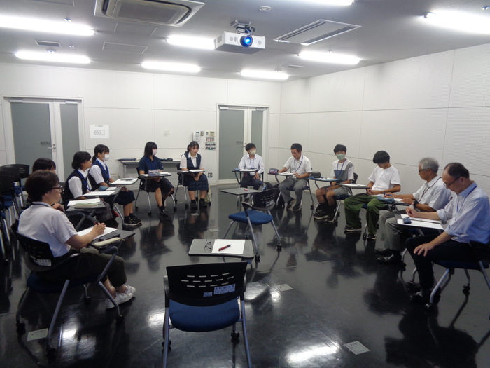 写真：事後学習の様子