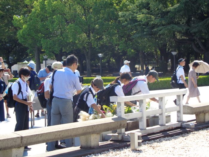 写真：慰霊碑での献花の様子