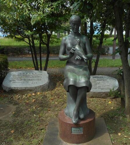 写真：女性の像