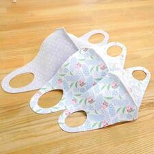 写真：並んでいるマスク