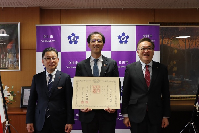 紺綬褒章伝達式の様子