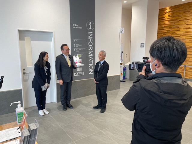 写真：クリーンセンターでの長っと散歩撮影の様子（令和6年3月5日）