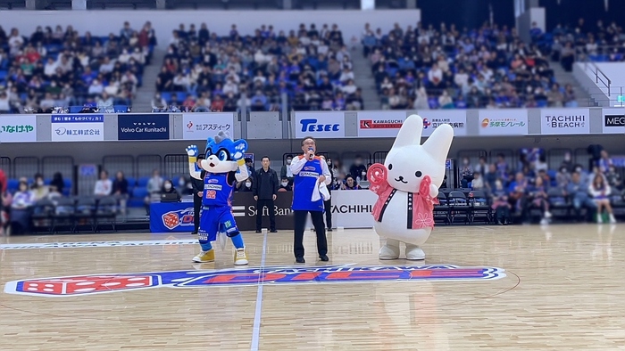 写真：立川ダイス公式戦「多摩ダービー」試合前の市長挨拶（令和6年3月16日)