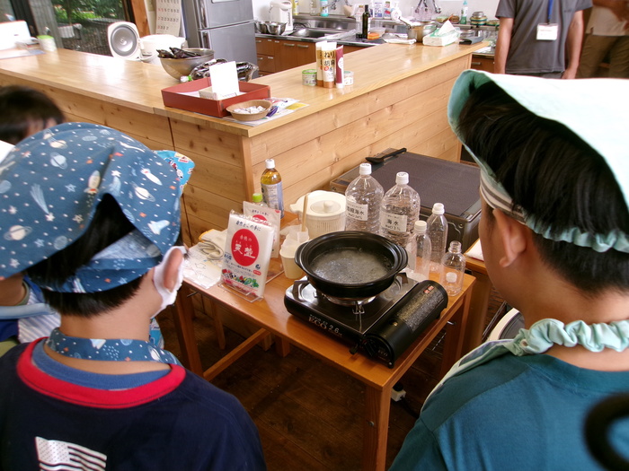 料理教室中に塩を作っている画像