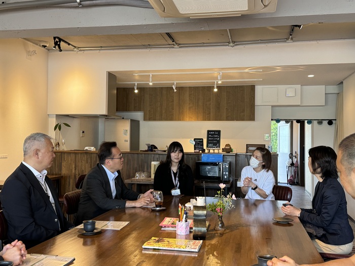 （写真）地域福祉アンテナショップであるBASE298を視察（令和6年5月15日）