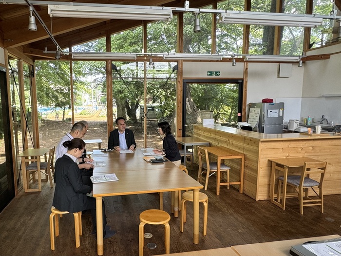 （写真）地域福祉アンテナショップであるスマイルキッチンを視察（令和6年5月15日）