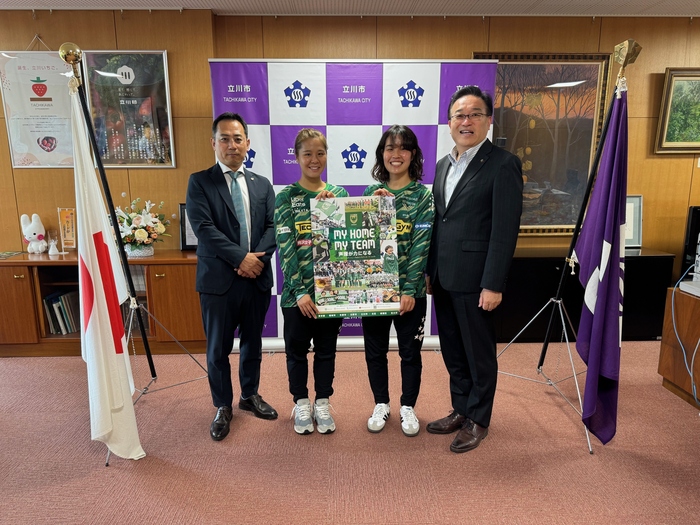 写真：日テレ東京ヴェルディベレーザの皆さんと市長（令和6年5月29日）